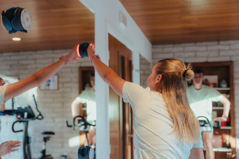Une sportive touche des balises lumineuses fixées au mur